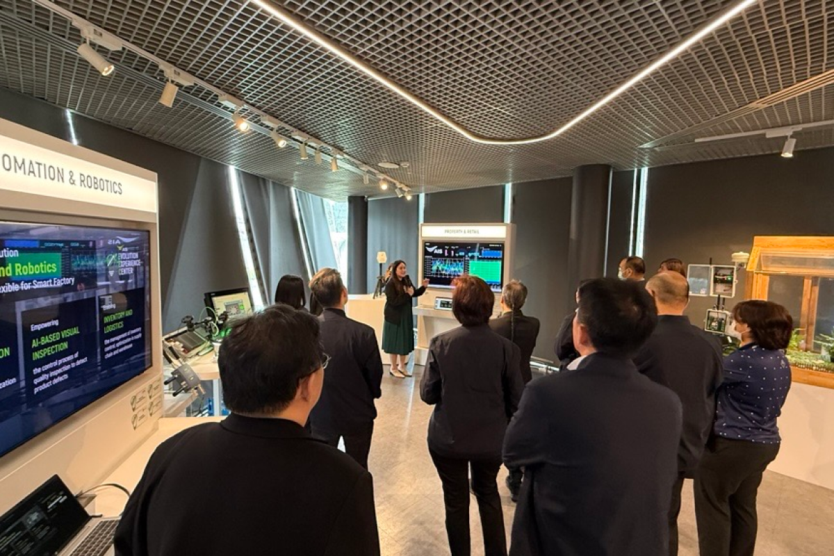 คณะผู้บริหารระดับสูงจากหน่วยงานภาครัฐและรัฐวิสาหกิจจากหลักสูตร AI for Management รุ่นที่ 1 เรียนรู้การประยุกต์ใช้เทคโนโลยีเพื่อขับเคลื่อนองค์กร