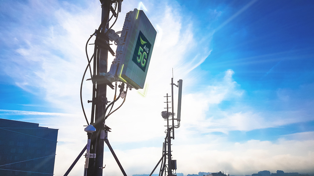 Silhouette of 5G smart cellular network antenna base station on the telecommunication mast 