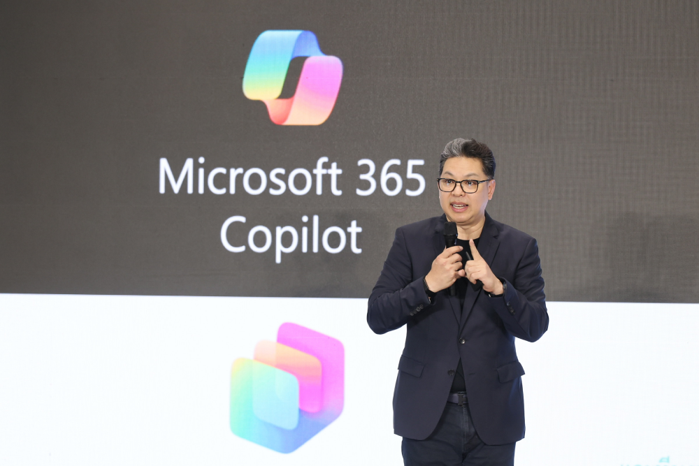2.      การพัฒนาทักษะ AI ให้ SMEs ทั่วประเทศ AIS และไมโครซอฟท์ ร่วมกันผลักดันแผนพัฒนาทักษะ AI ให้กับ SMEs ผ่านการจัดกิจกรรมโรดโชว์ทั้งในกรุงเทพฯ และขยายไปยังจังหวัดเศรษฐกิจสำคัญครอบคลุมทั้ง 7 ภูมิภาคทั่วประเทศ โดยตั้งเป้าที่จะเข้าถึงและเสริมสร้างความรู้ด้าน AI ให้แก่ผู้ประกอบการ SMEs มากกว่า 700 รายภายในสิ้นปี 2569 ไม่เพียงเท่านั้น เพื่อเพิ่มโอกาสในการเรียนรู้ ไมโครซอฟท์ยังได้นำหลักสูตรฝึกอบรมทักษะ AI จากโครงการ  Microsoft Elevate  มาอยู่บนแพลตฟอร์มออนไลน์ของ AIS เพื่อให้ SMEs สามารถเรียนรู้และพัฒนาทักษะตามความต้องการของแต่ละธุรกิจ เพื่อเป้าหมายสำคัญในการยกระดับขีดความสามารถทางดิจิทัลให้กับประเทศไทยในระยะยาว  3.      SME AI Agent โซลูชัน AI พร้อมใช้สำหรับ SMEs เพื่อตอบโจทย์การนำ AI Agent ไปใช้ในการใช้งานจริงของแต่ละธุรกิจ ในรูปแบบ AI Agent Template ที่ช่วยให้ SME สามารถสร้างและปรับแต่งเอเจนต์เฉพาะธุรกิจบน Copilot นำร่องด้วย Business Assistant AI โซลูชั่น AI เพื่อช่วยเจ้าของธุรกิจมีข้อมูลเชิงลึกและคำแนะนำที่แม่นยำยิ่งขึ้น เพิ่มประสิทธิภาพของทีม และในอนาคตมีแผนที่จะขยายไปยังฟังก์ชันอื่นๆ เช่น ทรัพยากรบุคคล และการเงิน เพื่อตอบสนองความต้องการที่หลากหลายของธุรกิจในระยะยาว ตลอดจนพัฒนาโซลูชัน AI สำหรับ SME ในภาคอุตสาหกรรมโดยเฉพาะ อาทิ AI Agent สำหรับโรงงานอุตสาหกรรม เพื่อร่วมขับเคลื่อนการเปลี่ยนผ่านของธุรกิจไปสู่ดิจิทัล และพัฒนานวัตกรรมที่ตอบโจทย์ภาคธุรกิจไทยอย่างต่อเนื่อง