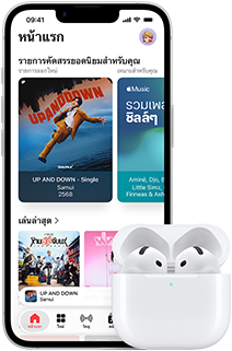 iPhone 17e, ภายนอกด้านหน้า, แอป Apple Music ที่เปิดอยู่ในหน้าจอโฮม, ถัดจาก AirPods Pro 3 ในเคสชาร์จ MagSafe ที่เปิดอยู่