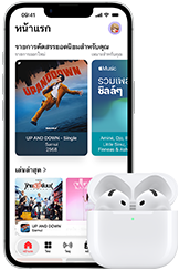 iPhone 17e, ภายนอกด้านหน้า, แอป Apple Music ที่เปิดอยู่ในหน้าจอโฮม, ถัดจาก AirPods Pro 3 ในเคสชาร์จ MagSafe ที่เปิดอยู่