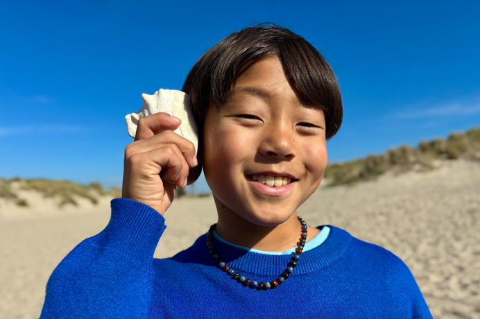 ภาพที่ถ่ายด้วยกล้อง Fusion 48MP, คุณสมบัติภาพถ่ายบุคคลเจเนอเรชั่นถัดไปขณะกำลังใช้งาน, โฟกัสที่ใบหน้าของบุคคลหนึ่ง